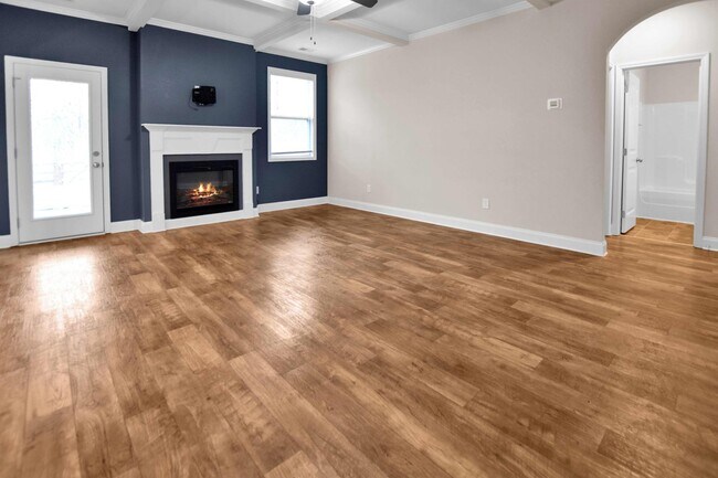 Building Photo - Pet Friendly Five Bedroom!