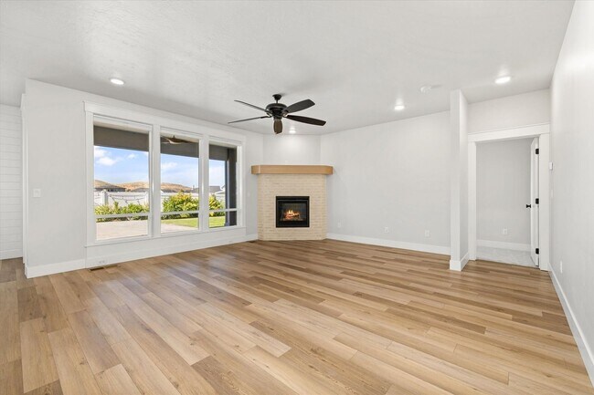Building Photo - Luxury 4-Bedroom Home for Rent in Dry Cree...