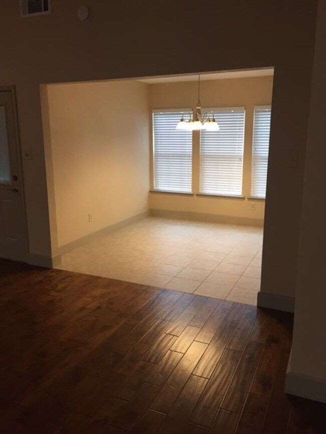 Building Photo - 8021 Bobwhite Dr
