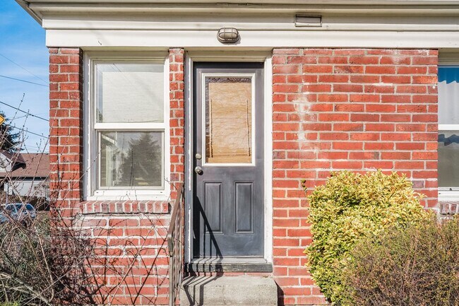 Building Photo - UNFURNISHED Charming 1 Bed, 1 Bath Rental Condo in Arbor Lodge neighborhood!