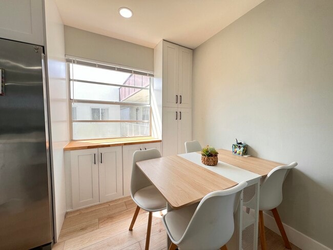 Building Photo - 698 Normandy Ln