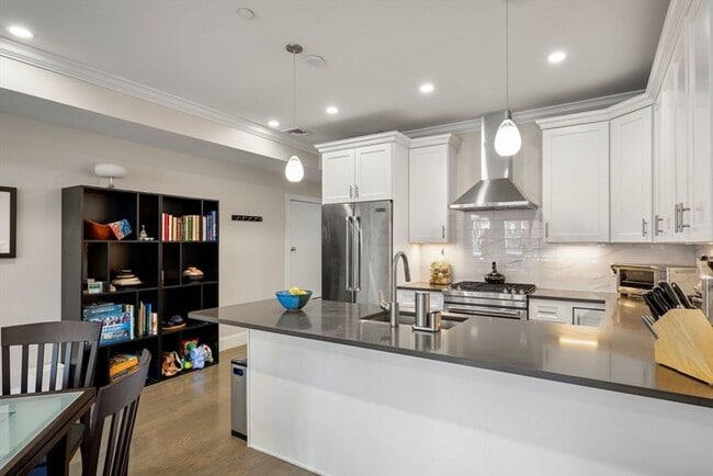 Building Photo - 205 W 8th St