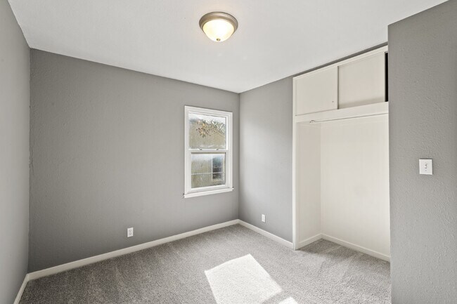 Building Photo - Welcome home to this cozy and fully updated 3-bedroom, 1-bath rental in Kansas City, KS!  1st mon...