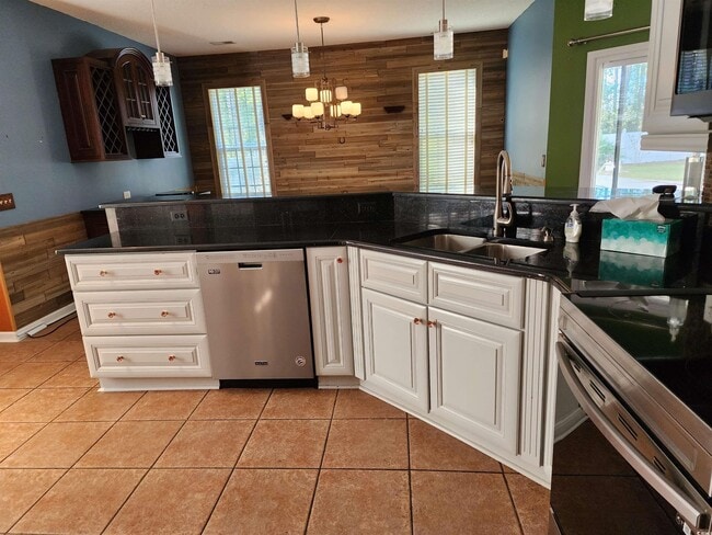 Building Photo - 2360 Clandon Dr