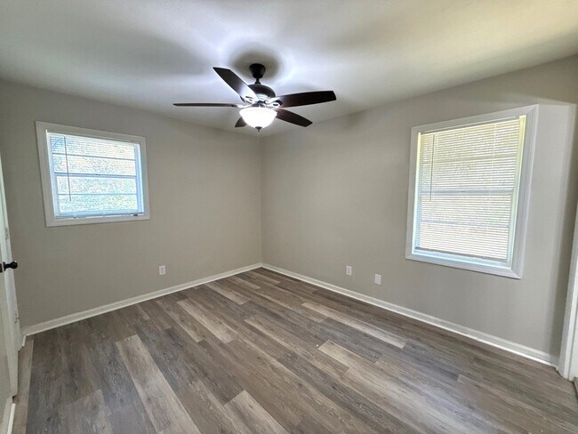 Building Photo - 710 Greenbriar Dr