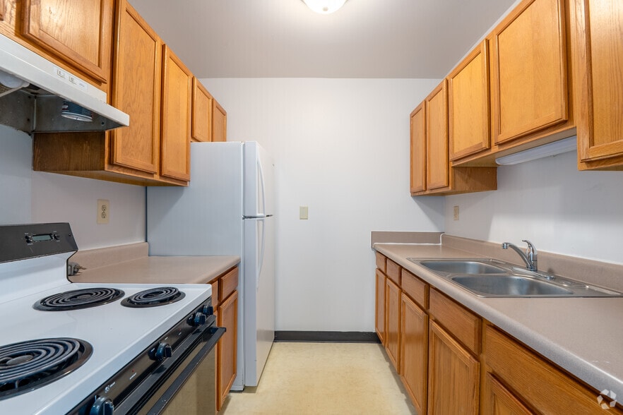 2BR, 1BA - 766SF - Kitchen - Sunset Apartments