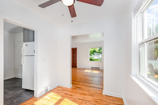Building Photo - 2 Bedroom Duplex  $1050/Month