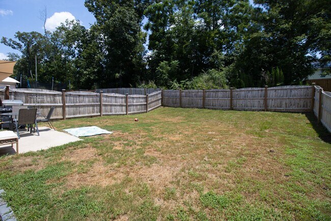 Building Photo - Stylish & Spacious Pet-Friendly Home in Bo...