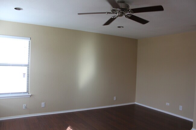 Building Photo - Kyle Home in Waterleaf  Great schools and neighborhood with pool