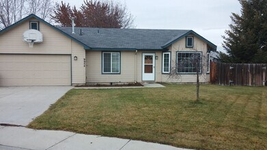 Building Photo - Charming Home with Huge Backyard!