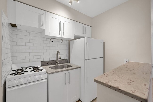 Building Photo - Charming 2-Bedroom Condo in Prime Capitol ...