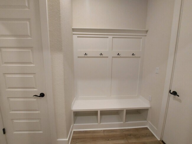 Building Photo - 401 Verbena Dr