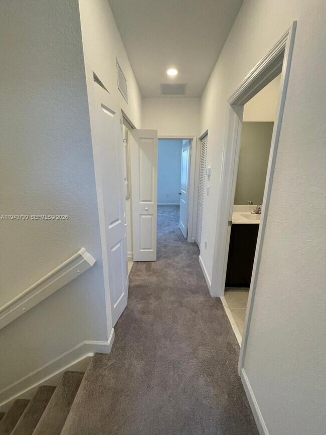 Building Photo - 2634 SE 11th Ct