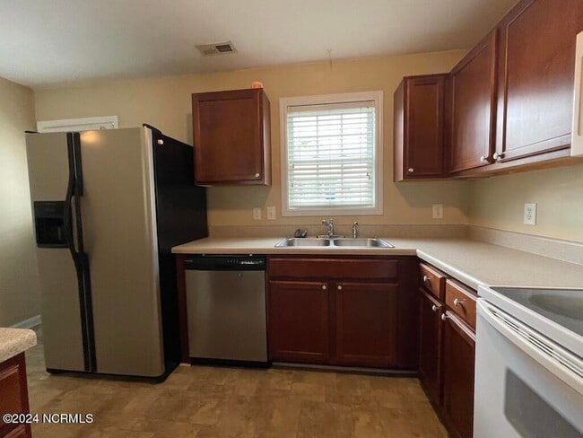 Building Photo - 143 Apache Trail