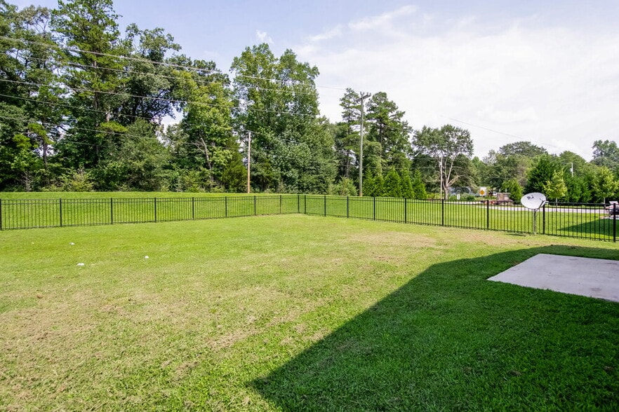 Building Photo - 1624 Eastway Dr