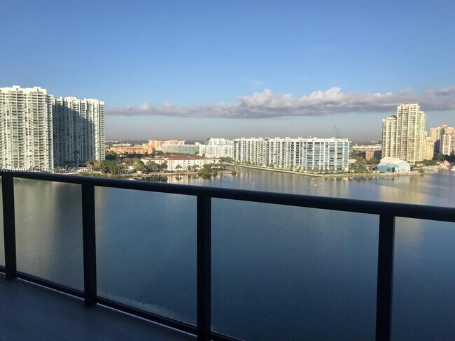 Building Photo - 5000 Island Estates Dr
