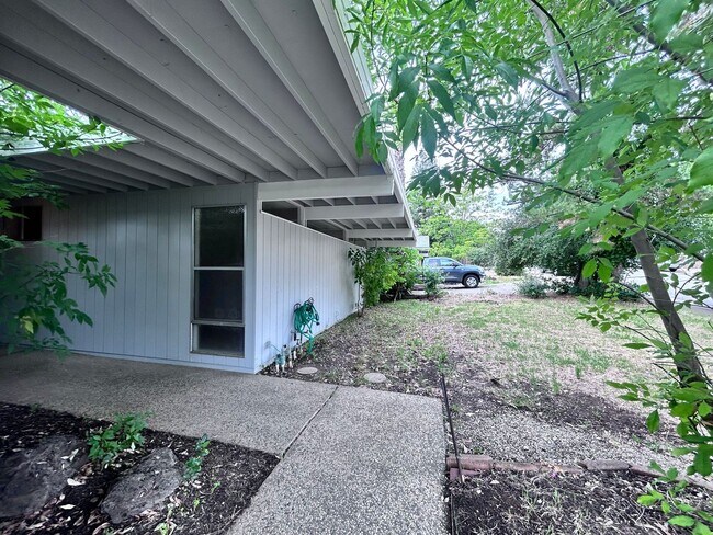 Building Photo - Three Bedroom Two Bathroom Home with Den/Home Office