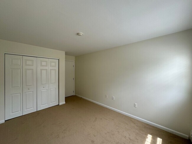 Building Photo - Bright and Spacious Corner Unit in North A...