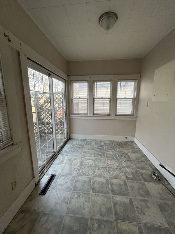 Building Photo - 418 W 9th St