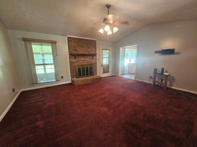 Building Photo - 3 Bed, 2 Bath with Screened in Porch