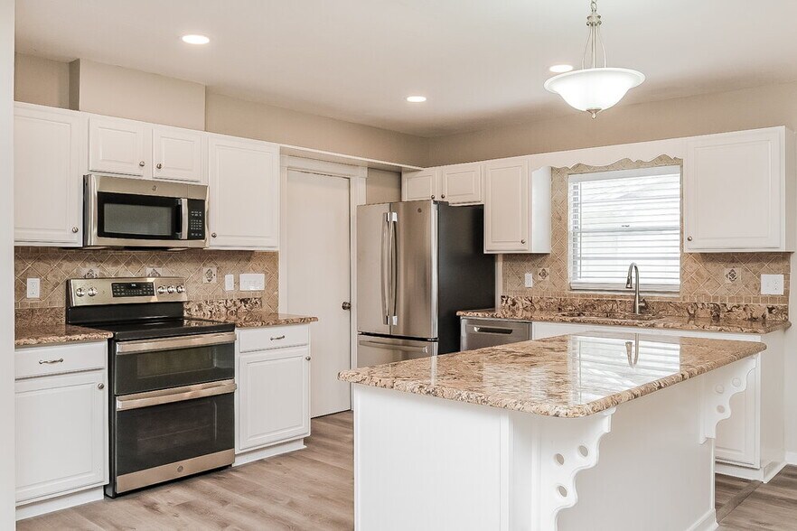 Building Photo - 3910 Briarlake Dr
