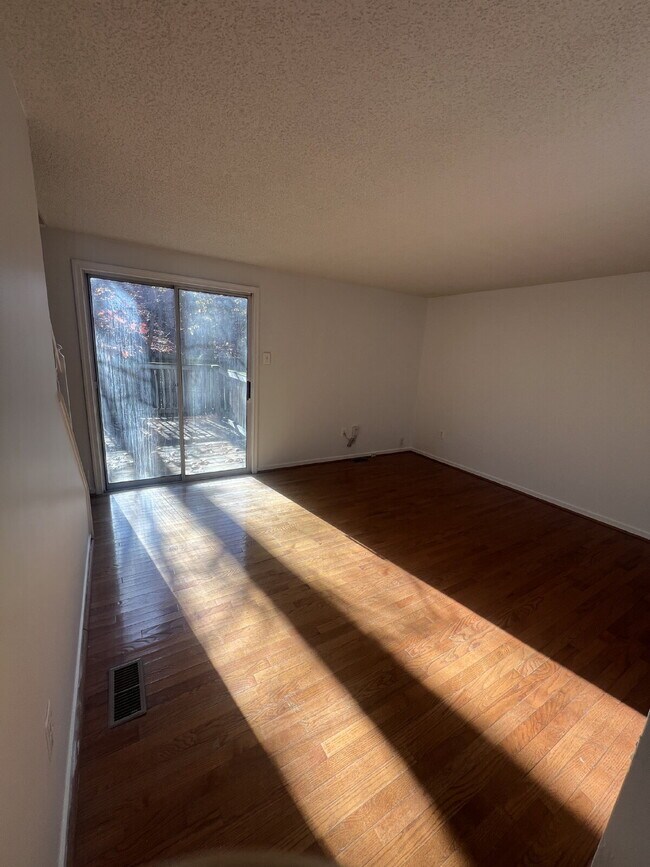 Building Photo - Charming 3-Level Townhome in Prime North Stafford Location