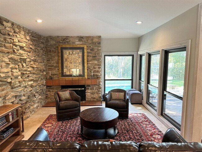 Building Photo - 400 Juniper Rd