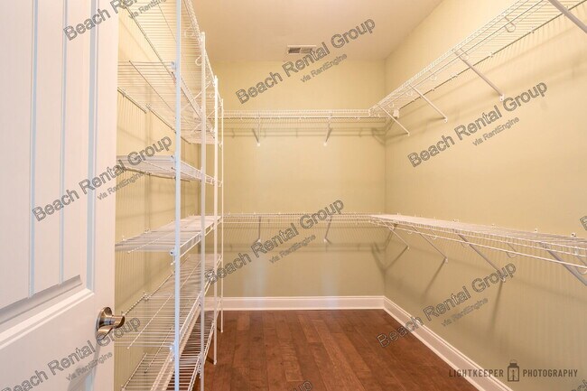 Building Photo - 121 Champions Village Dr
