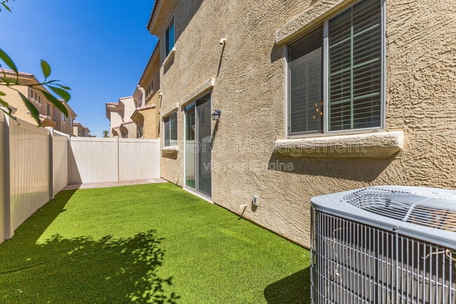 Building Photo - 1367 S Country Club Dr