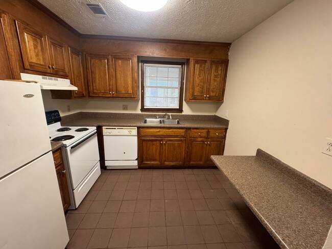Building Photo - 505 Chateau Dr SE