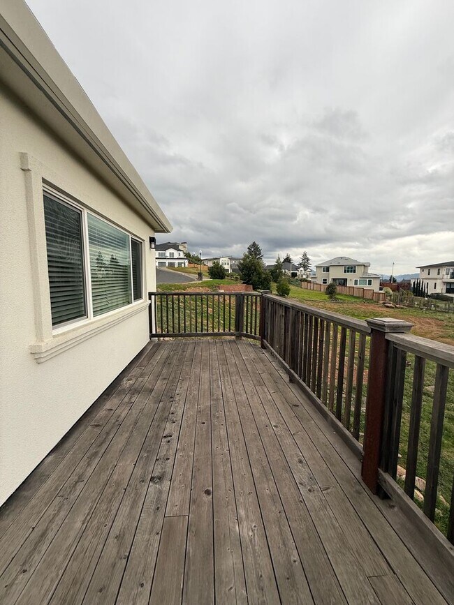 Building Photo - Newer Construction 2,500 Square Foot 3 Bedroom 2.5 Bathroom Fountaingrove House