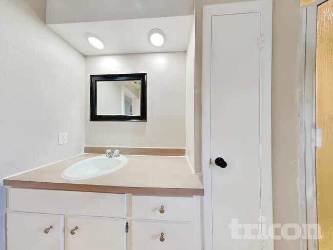 Building Photo - 331 Mendez Dr