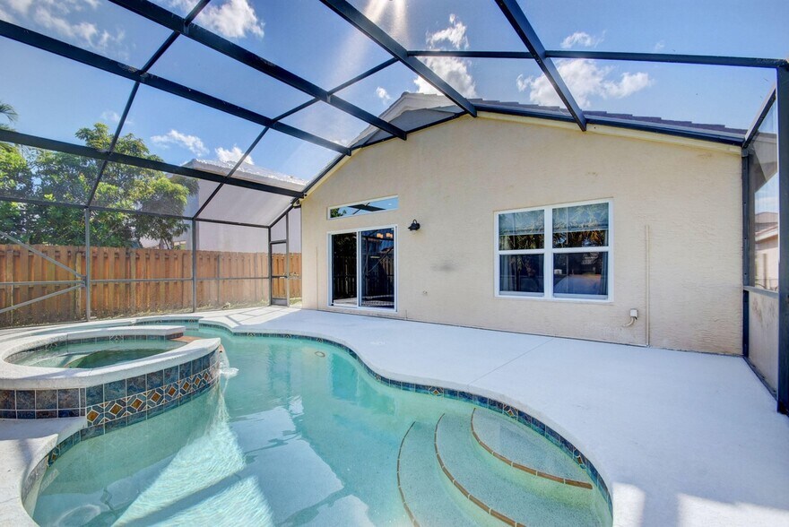 Building Photo - 7076 Middlebury Dr