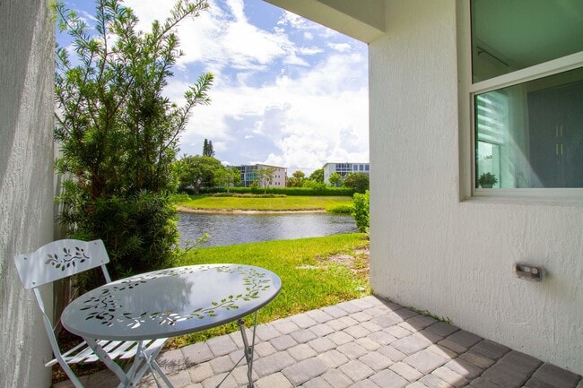 Building Photo - 587 Sanderling Cir