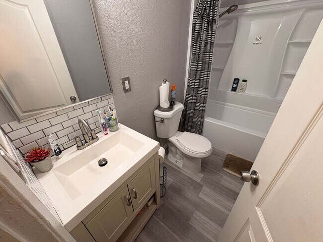 Building Photo - Updated 3 Bedroom Home in Hanford