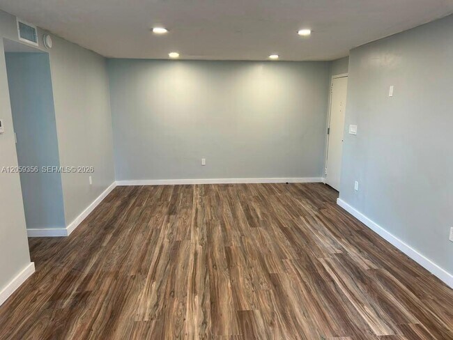 Building Photo - 9320 Fontainebleau Blvd