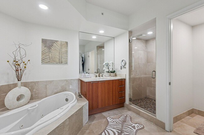 Building Photo - 2640 Lake Shore Dr