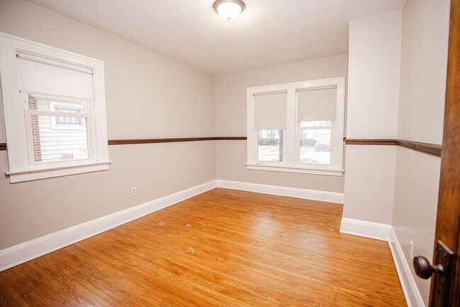 Building Photo - Beautiful two bedroom home with bonus room, fenced in back yard, garage, and full basement!