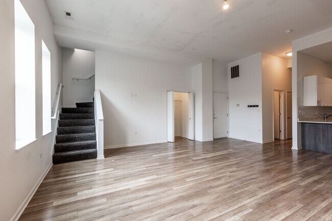 Building Photo - Spacious 3 Bed 2 Bath Duplex Up, In unit W/D in Humboldt Park!