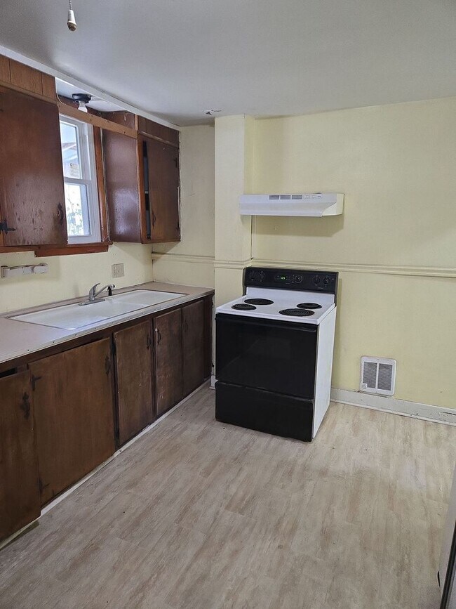 Building Photo - 2-12 Philadelphia Ave