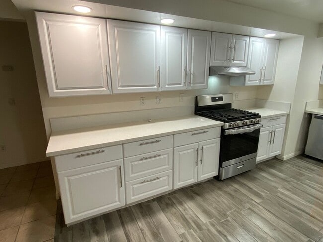 Building Photo - Updated 5 bedroom 3 bathroom house w/ HUGE YARD