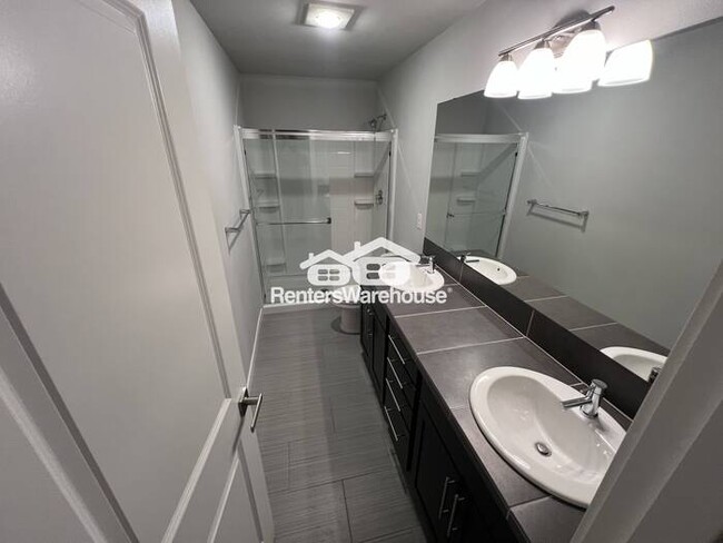 Building Photo - Spacious Townhome in Lynnwood Available Now!