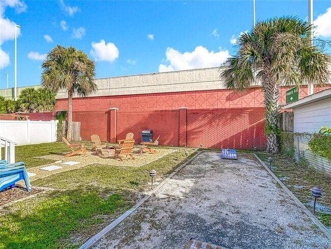 Building Photo - 2329 W La Salle St