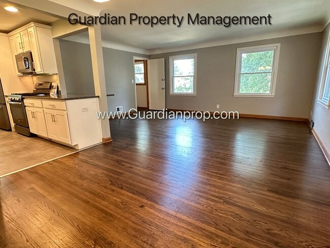Building Photo - Linden Hills Upper Level  Duplex, Fenced Yard, 1 Car Garage, Dishwasher, Storage, Laundry