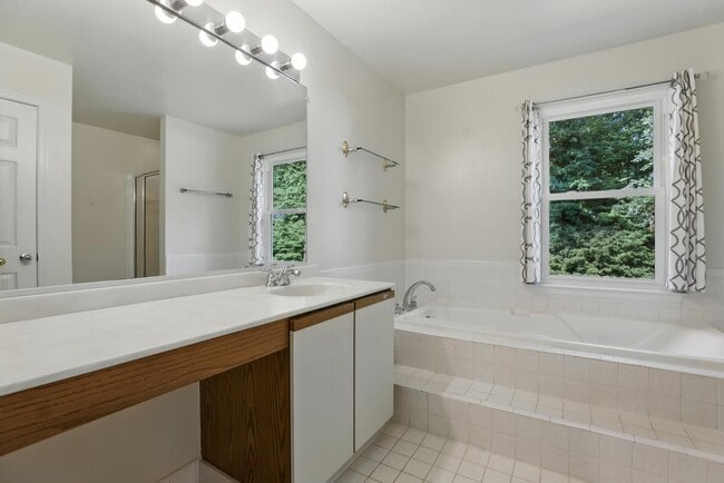 Building Photo - 14720 Peachwood Dr