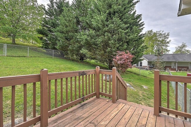 Building Photo - 303 Moorland Dr