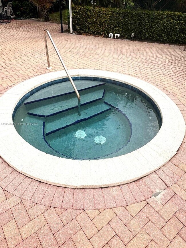 Building Photo - 900 NE 195th St