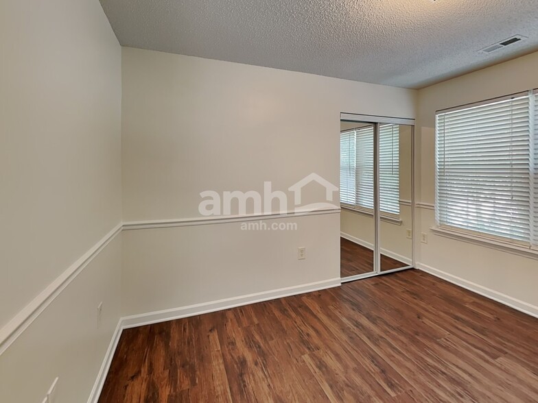 Building Photo - 9428 Meadowmont View Dr