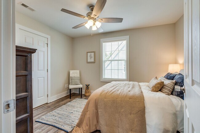 Building Photo - Beautifully Furnished Executive Home – Fle...
