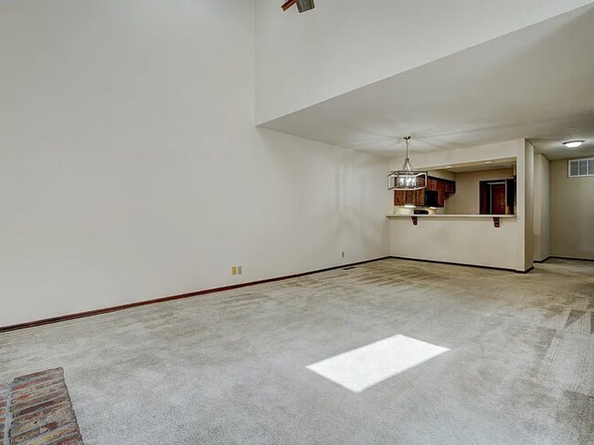 Building Photo - Beautiful 3bed/3bath Townhome Available in Westside Norman!!